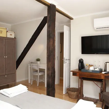 Flores Bed & Breakfast 3*