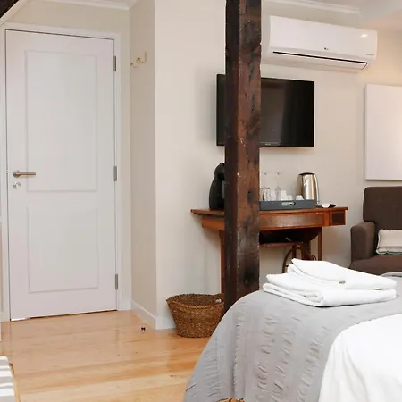 Flores Bed & Breakfast 3*