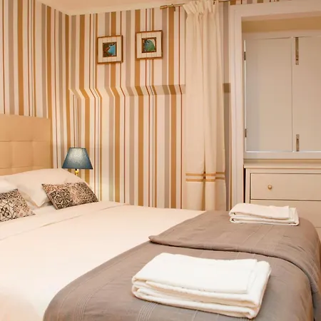 Flores Bed & Breakfast 3*